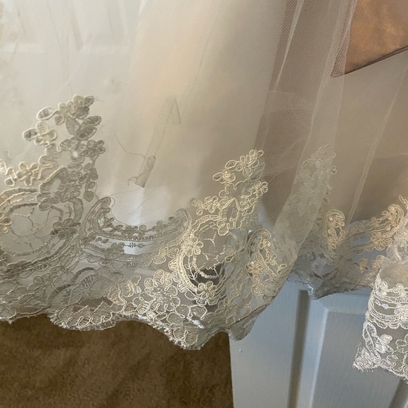 CHANTILLY PLACE - CREAM & LACE DRESS - Picture 3 of 8